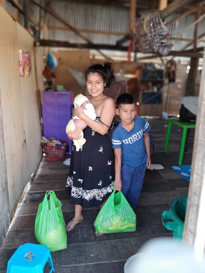 AmazonPromise's tweet image. Today, we're delivering food aid to families who cannot make it to the distribution point. Nahomi is a young mother who lives with her little brother.
We will begin the larger distribution shortly.
So many are in need, and with your help, we're reaching them, one by one.
