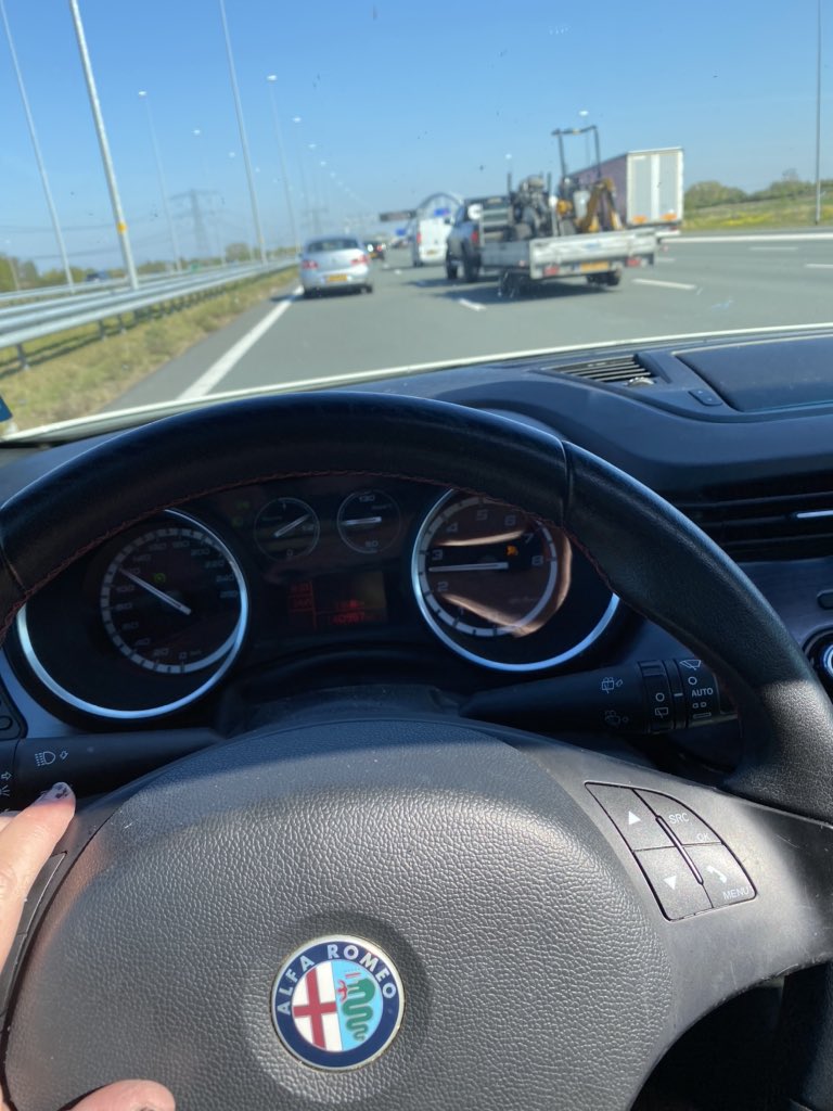 estherroddav's tweet photo. Zo. Ik ga even de verf van me afdouchen. Geklust op m’n werk. 
Trouwens op heen- en terugweg echt wel druk op de weg hoor. En dan staat er op de borden: BLIJF THUIS. SAMEN KRIJGEN WE CORONA ONDER CONTROLE.. uhuhh..
Was er wel iemand thuis vandaag?

#linkerbaan #favoriet #tehard🍀 https://t.co/KUGabioVBs