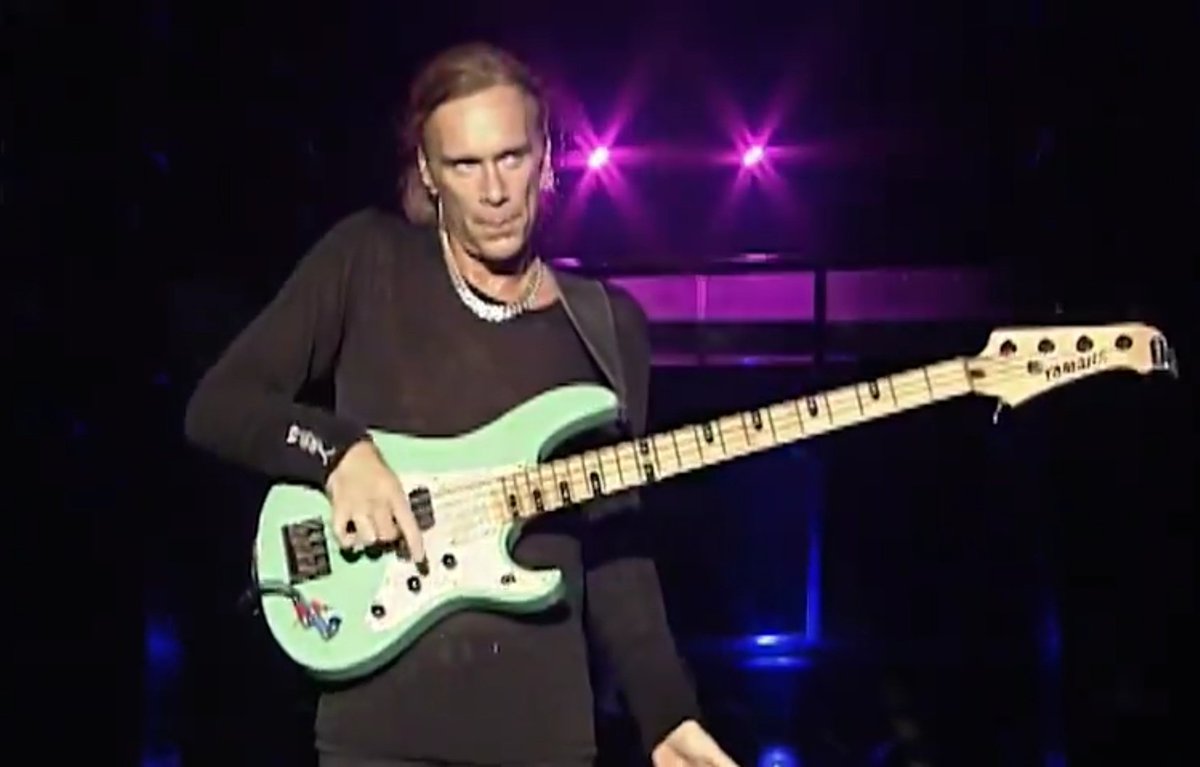 とちぎ On Twitter B Zのオタクじゃないから観るつもり無かったけどサポートメンバーにビリー シーン居てビビる 1 30 00 ベースソロからの ギリギリchop で着床