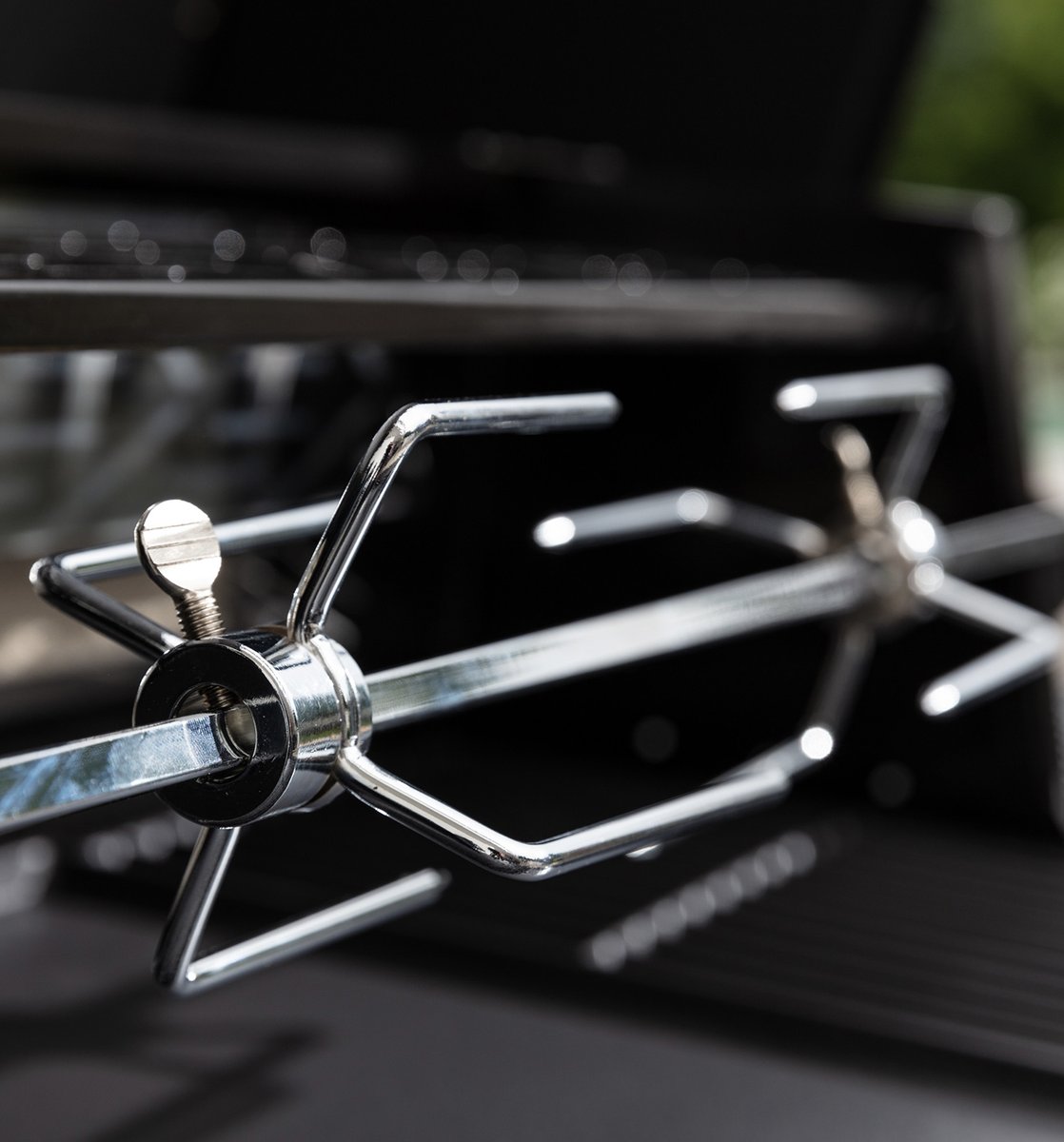 Boretti maakt barbecueën graag nog aantrekkelijker en comfortabeler. Met het draaispit haal je nóg meer uit je buitenkeuken en maak je de barbecue ervaring compleet… 🔥🔆 
#Boretti #PassioneInCucina #Barbecue #AchterTuin #Voorjaar  #BbqTime #DraaiSpit #Recept #Recepten