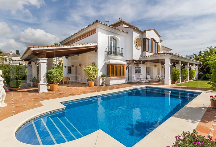 PropMarbella's tweet photo. Beautiful villa for sale in Bahia de Marbella, #Marbella

✔️5 En-suite Bedrooms
✔️Andalucian Style
✔️24 Hour Security
✔️300m from the Beach

Info: https://t.co/MjudPEoTSm https://t.co/XgOnODeVxn