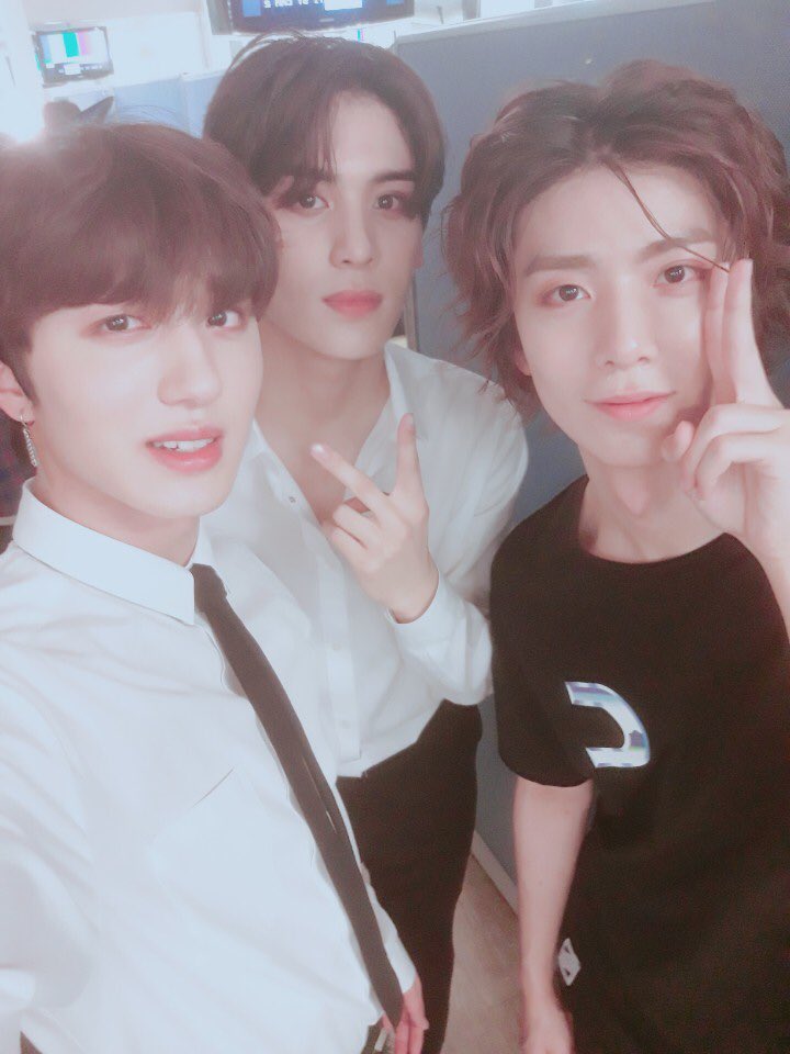 binnieyoungbin's tweet photo. is your bias in hyung line, middle line, or maknae line? 🥺🤲🏼

mine’s in hyung line ❣️ https://t.co/m1uRO9SKKB