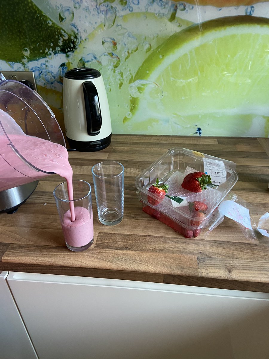 284thBB's tweet photo. Darren tried to make milkshakes but ended up with smoothies #haveanothergo https://t.co/Uac2UO7Msr