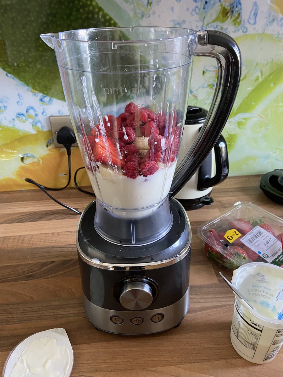 284thBB's tweet photo. Darren tried to make milkshakes but ended up with smoothies #haveanothergo https://t.co/Uac2UO7Msr
