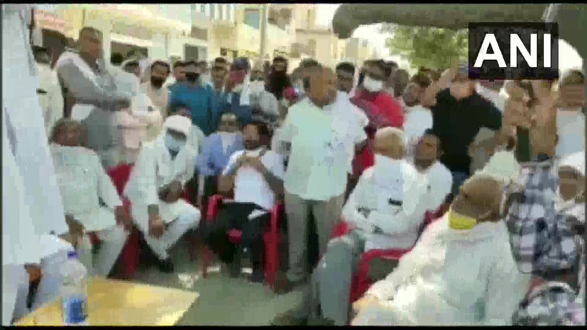 ANI's tweet photo. Congress leader Randeep Surjewala was seen addressing farmers at Haryana's Jind Anaj Mandi today, amid COVID19 lockdown https://t.co/wgr7EmCkr0