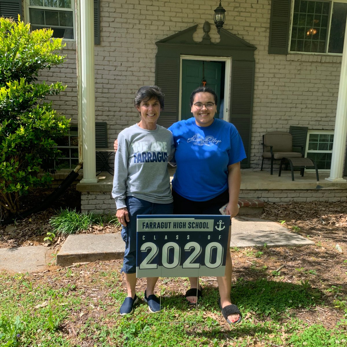 farragutYBK's tweet photo. FHS Seniors 2020 are getting surprised with signs. Congratulations!!! We are so proud of ALL of YOU!!!
We love our Admiral families. #GoADs #FarragutStrong https://t.co/mSofqCENz5