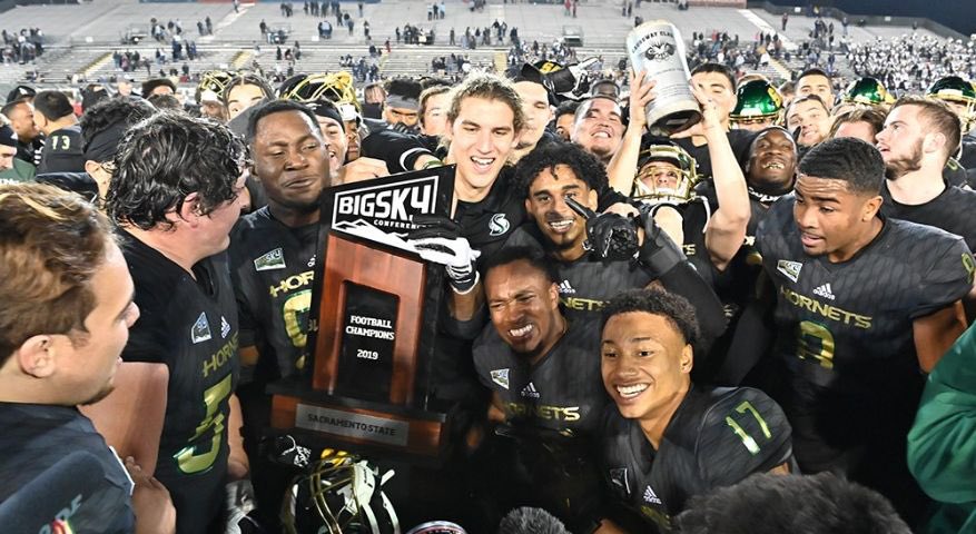 M_80lane's tweet photo. Day 3‼️
Spending the morning in South Central, then linking up with my dawg @Coach__Osborne to hit Hawthorne Lawndale, INGLEWOOD, Serra, and
St. Bernard!
Doubling up on an area that has been good to @SacHornetsFB!
#VirtualRecruiting #LAHornets 🐝✊🏾 https://t.co/Nq9FUtgEHc