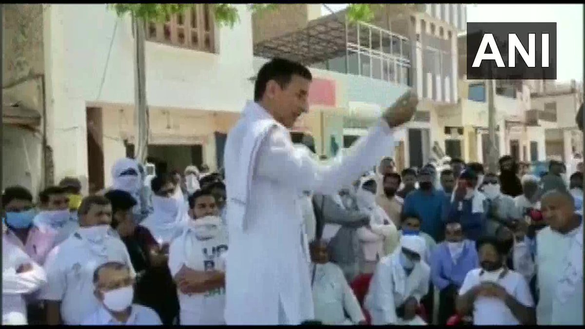 ANI's tweet photo. Congress leader Randeep Surjewala was seen addressing farmers at Haryana's Jind Anaj Mandi today, amid COVID19 lockdown https://t.co/wgr7EmCkr0
