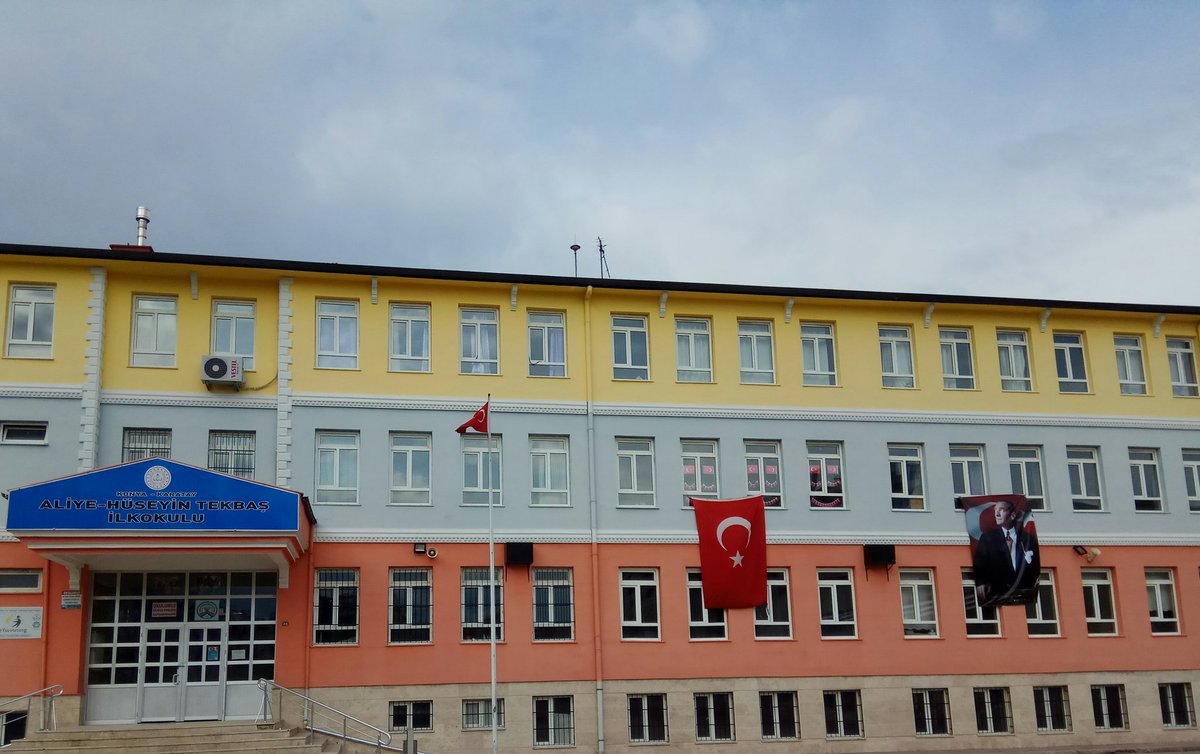 AliyeTekbas's tweet photo. Canım öğrencilerimiz, hepinizi çok özledik. İnşallah okulun açıldığı ilk gün 23 Nisan Bayramını okulda tekrar kutlayalım. Ezberlediğiniz şiirleri, şarkıları yine dinleyelim coşkuyla. Hepinizi çok seviyoruz.
#23NisanBenimBayramım https://t.co/mqXKZKVrdz