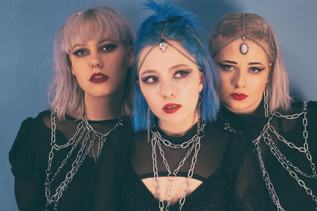 We have a LIVE STREAMING show at "Látum okkur streyma" in Hljómahöll at 20:00 GMT tonight ✨ It will be broadcasted on the main Icelandic medias and the Hljómahöll Facebook page 🖤
Really looking forward to perform a whole show 🔮
Photograph by Yume No Yukari