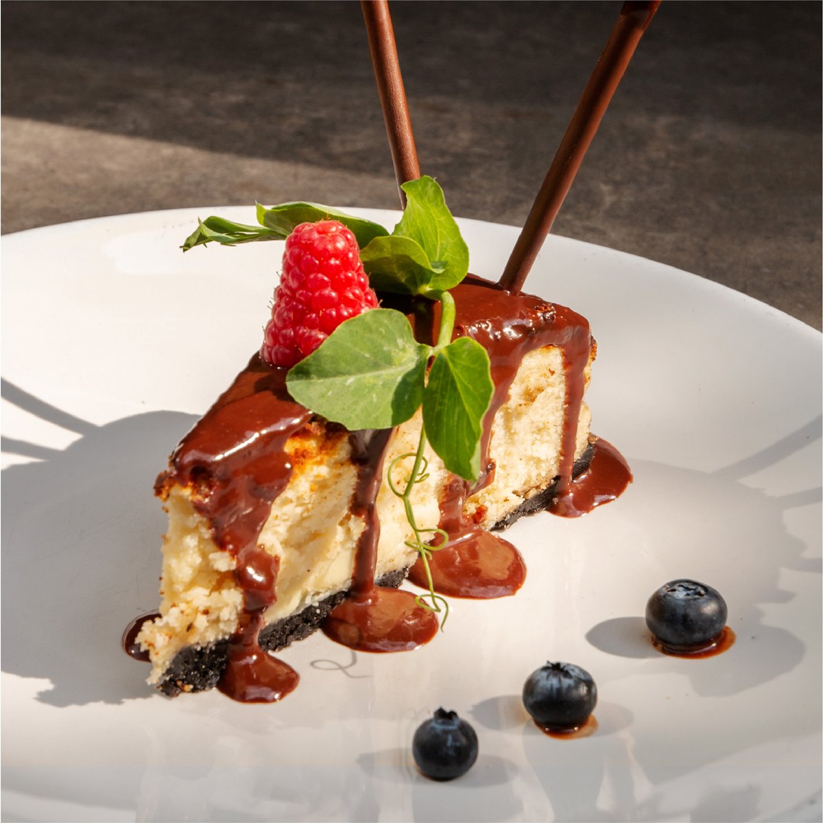 BalmoriRooftop's tweet photo. El postre perfecto para terminar tu comida y consentirte un poco, nunca le puedes decir que no a una Tarta de Chocolate. 
Haz tu pedido por Rappi, UberEats o vía telefónica al: 55 5264 1757. 
#BalmoriRooftop #Rooftop #LaRoma #CDMX #Restaurante #Delivery #ADomicilio https://t.co/PkVC17d0PP