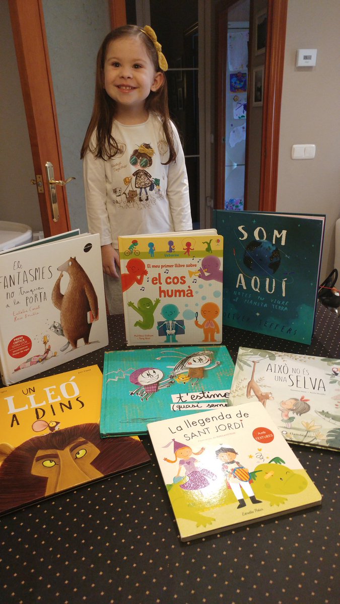 lorenardgz1601's tweet photo. Aquestes són algunes de les lectures que us recomana la Martina per aquest Sant Jordi. Com podeu veure li costa una mica quedar-se només amb una😅@FredericGodas#SantJordiGodas2020#godasacasa https://t.co/zwqVGvV6Ap