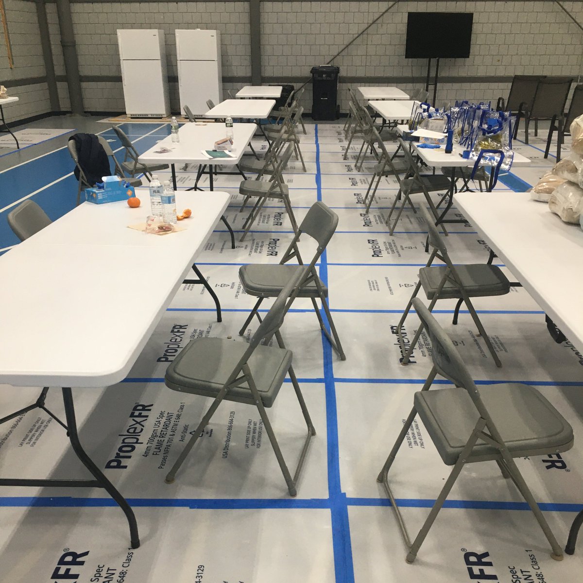 6/ Does this look safe to you? Here are just some of the things I've heard from folks staying @ the War Memorial shelter:-No privacy-Seated uncomfortably close together during meals-Sharing cigarettes -Not enough PPE-COVID-positive individuals have entered the facility