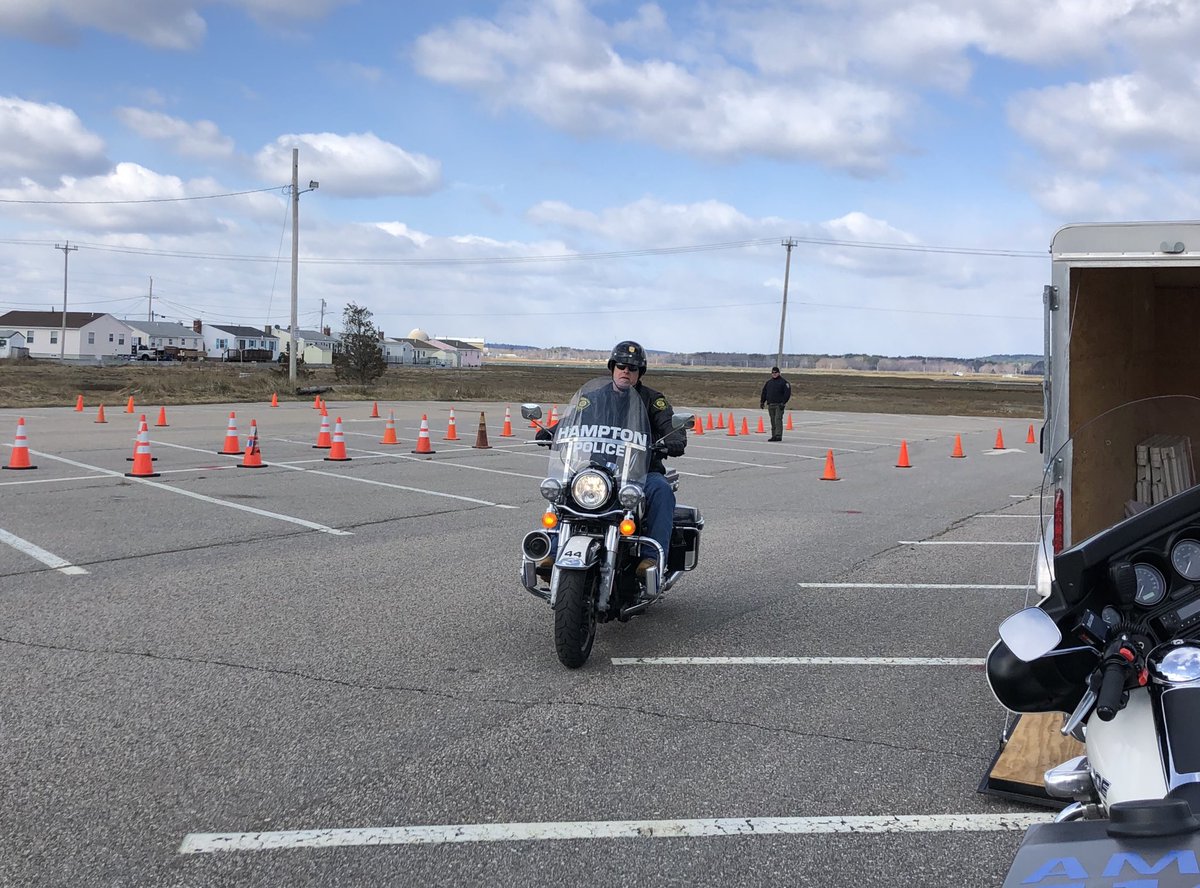 HamptonNHPD's tweet photo. The snow won’t keep us down! Our officers began their annual motorcycle training this morning with the help of @AmesburyPD !  Brisk day for motor training! #motortraining #rappiddecel #police #policemotorcycles #hamptonbeachnh #hamptonnh https://t.co/Vx6l0dJc7P