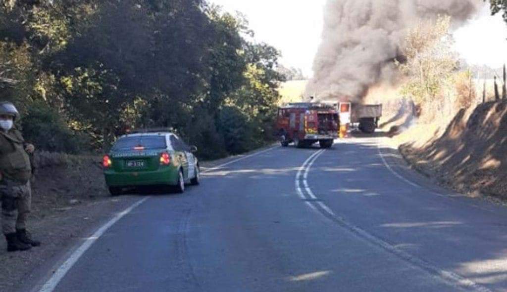 fica498's tweet photo. Bomberos #Collipulli y carabineros trabajando en fuego en camión, Ruta 35 (camino san Andrés) kilómetro 12. https://t.co/NwWXgPkF49
