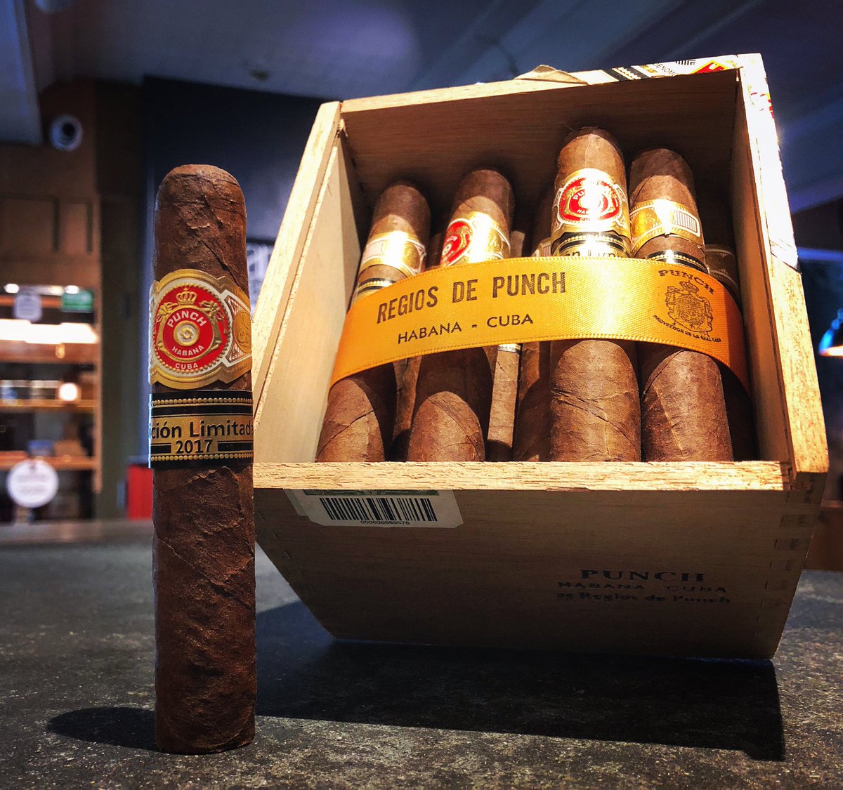 CASCbar's tweet photo. The Regios de Punch marks Punch’s second foray into the ever-expanding Edición Limitada series, you can expect to find that typical wonderful earthiness we know and love from Punch’s offerings!
https://t.co/WnJz9d7q5B
#hed #barevolution #cascnation #onepunchknockout https://t.co/d9WrTTNSXF