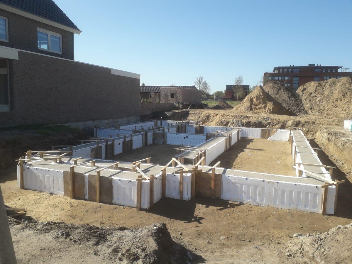 🛠 | 𝙒𝙀𝙍𝙆𝙒𝙄𝙅𝙕𝙀: #Doorbouwers 
𝘞𝘪𝘫 𝘣𝘰𝘶𝘸𝘦𝘯 𝘥𝘰𝘰𝘳! 💪 <a href="/BouwendNL/">Koninklijke Bouwend Nederland</a>
 
Afgelopen weken werkzaamheden bij de woningen in #Doetinchem en #Hengelo. Binnenkort start van woningen in oa #Almelo en #Hengelo.

#Doorbouwers #DoorbouwenAanNederland
