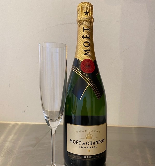 WhiteCharlieDK's tweet photo. En flaske, når solen skinner, og livet er vidunderligt??😊 Det er jo onsdag😉 
A bottle, when the sun is shining and life is wonderful ??😍#enjoy #Join #winedate #COMPANION #champagnecompanion #whereareyou https://t.co/XBz4PfgXgC