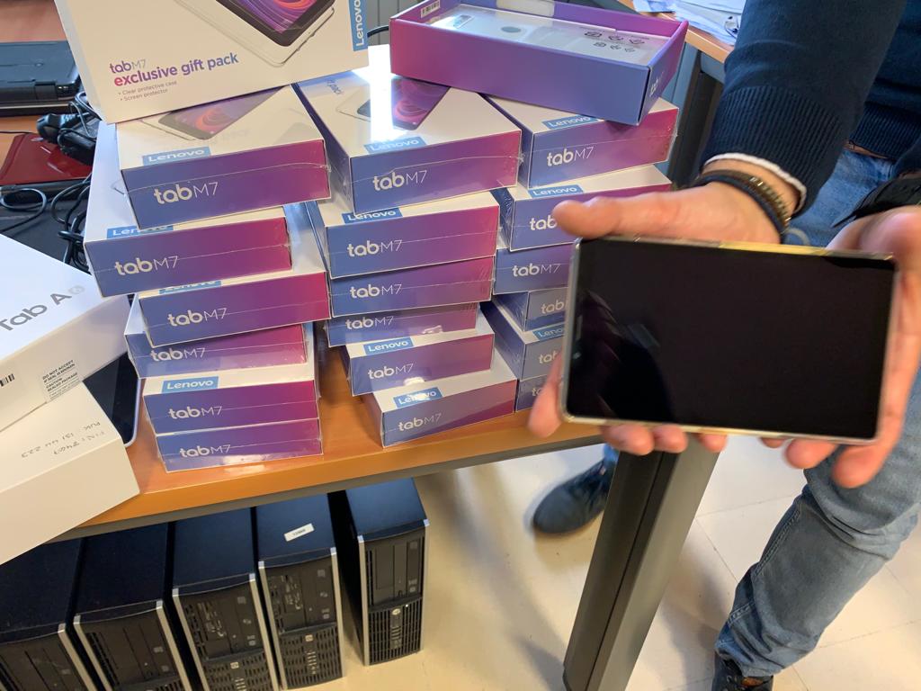 Ampans's tweet photo. Ens ha arribat una donació de 20 tablets de @fundacion_alex dins la campanya que vam iniciar fa uns dies perquè les persones usuàries que viuen a les llars i residències puguin veure’s amb els seus familiars, de qui estan distanciats pel confinament. Moltíssimes gràcies ❤️ https://t.co/7WDnpTOYLC