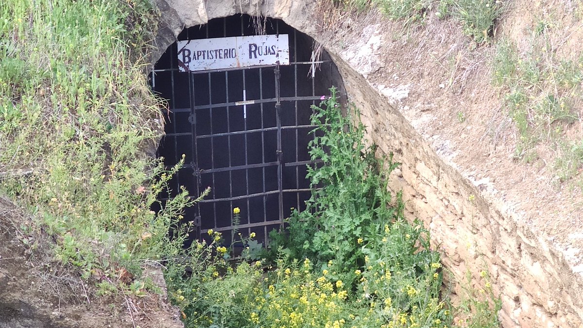 ¿Os acordáis de Encarnita la del Baptisterio de Las Gabias? Ella desgraciadamente falleció y el lugar que tanto amó y que encontró 'su abueloh arando con loh muloh' luce así. Una pena el patrimonio de #Granada... si la pobre levantara la cabeza😓