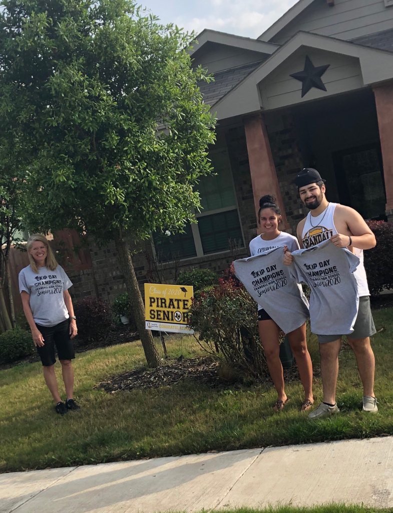 angelamthomas76's tweet photo. Skip Day Champions, Seniors 2020 🎓 Thank you Mrs. Dykman and to all of the T-shirt sponsors. @CrandallHS @OfficialCISD https://t.co/rUgu2ka0OU