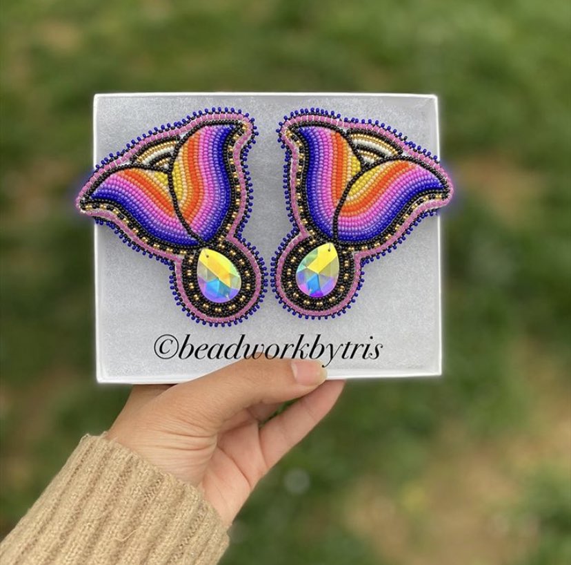Tris ( http://Instagram.com/beadworkbytris ) is a Haliwa-Saponi bead artist who delivers glitz and glamour as well as amazing florals