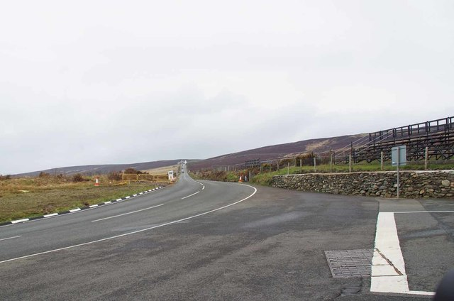 Así que Morris se fue a la isla a probar la moto en carreteras abiertas (otros tiempos, sin duda). Pasó por la montaña, y cuando paró en Greg ny Baa, dónde estaban esperándole, dijo que iba a correr el TT en el 90. Y así fue.