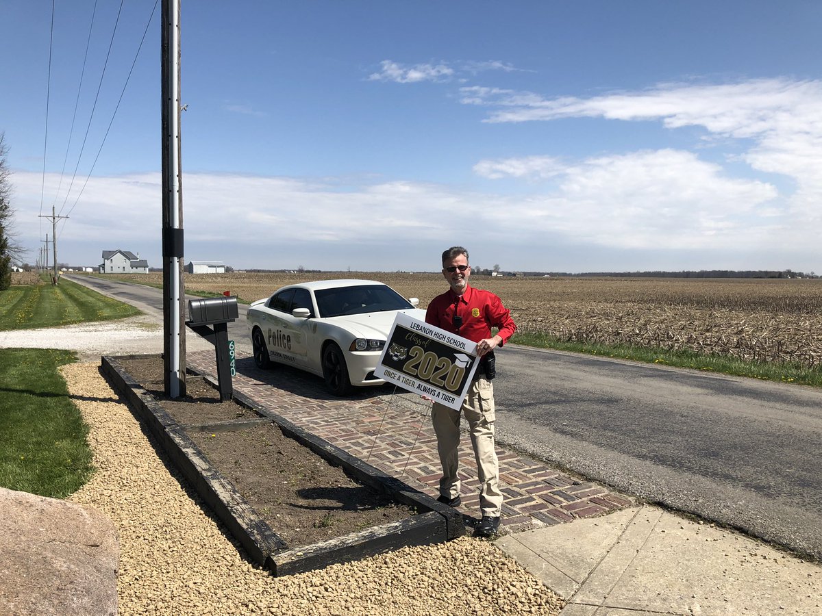 krisshally's tweet image. What a cool way to honor our seniors - delivering free yard signs to the whole class! Thanks to Officer Mark Tibbs and Lebanon High School. #ThisisLCSC #Classof2020 @JuliaMoffitt13