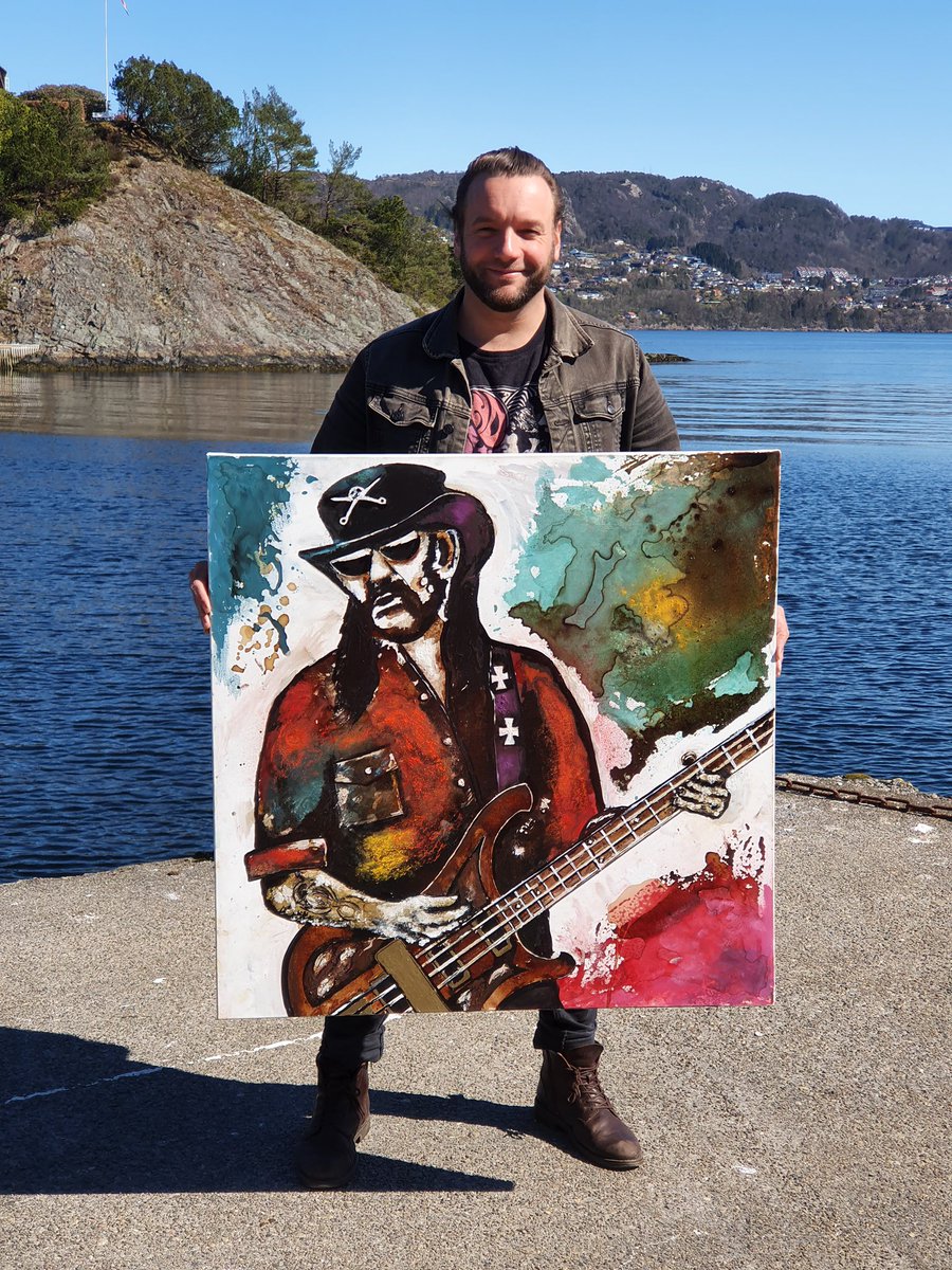Rock! Kjartan i Stjernepose er kunstner på si, og har brukt hjemmesittingen til å male bilde av Lemmy ved hjelp av kaffe. Stilig! Maleriet kan vinnes via P13 på Facebook.