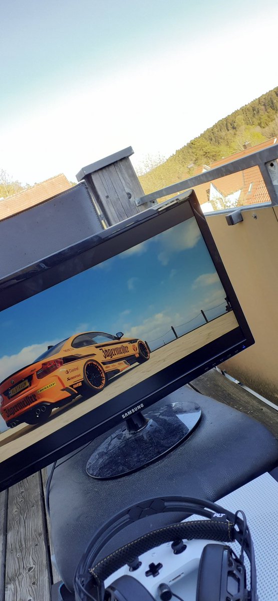 Man soll ja an der frischen Luft sein aber da ich ja auch zocken will hab ich mich kurzerhand dazu entschlossen die xbox auf den Balkon aufzubauen. 😅🤘 Schönen  Abend euch no