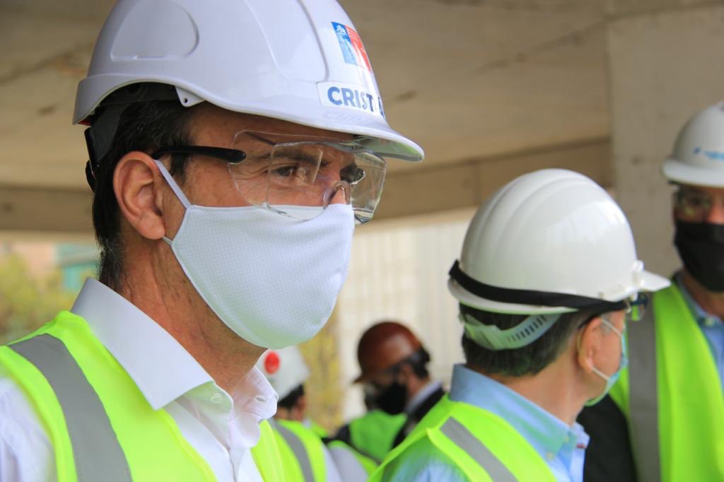 Minvu's tweet photo. Junto al ministro @cmonckeberg, intendente @FelipeGuevaraSt , alcalde @LavinJoaquin y el pdte. @CamaraCChC Patricio Donoso, visitamos las obras del proyecto Territoria para revisar en terreno el cumplimiento de protocolos que deben seguir los trabajadores ante el #COVIDー19 💪💪 https://t.co/8gkB9qMlrt
