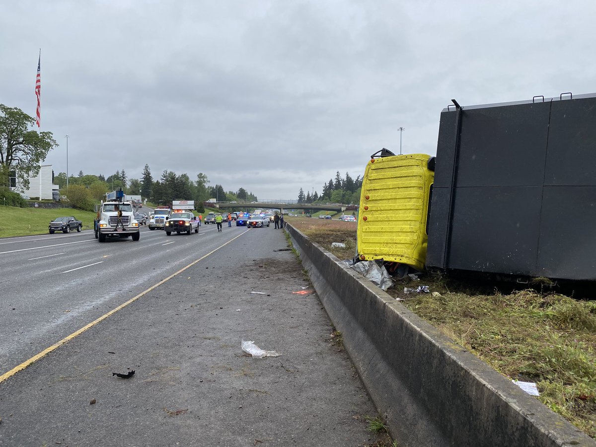 ClackCoSheriff's tweet photo. Delays on I-205 north and south at 82nd Dr in Gladstone due to an injury roll over crash. @ORStatePolice investigating. Assisted by @ClackCoSheriff @GladstonePolice @clackamasfire @AMRMultCo @PDXFire @OregonDOT 

#alert #crash https://t.co/X7Kst0TRCr