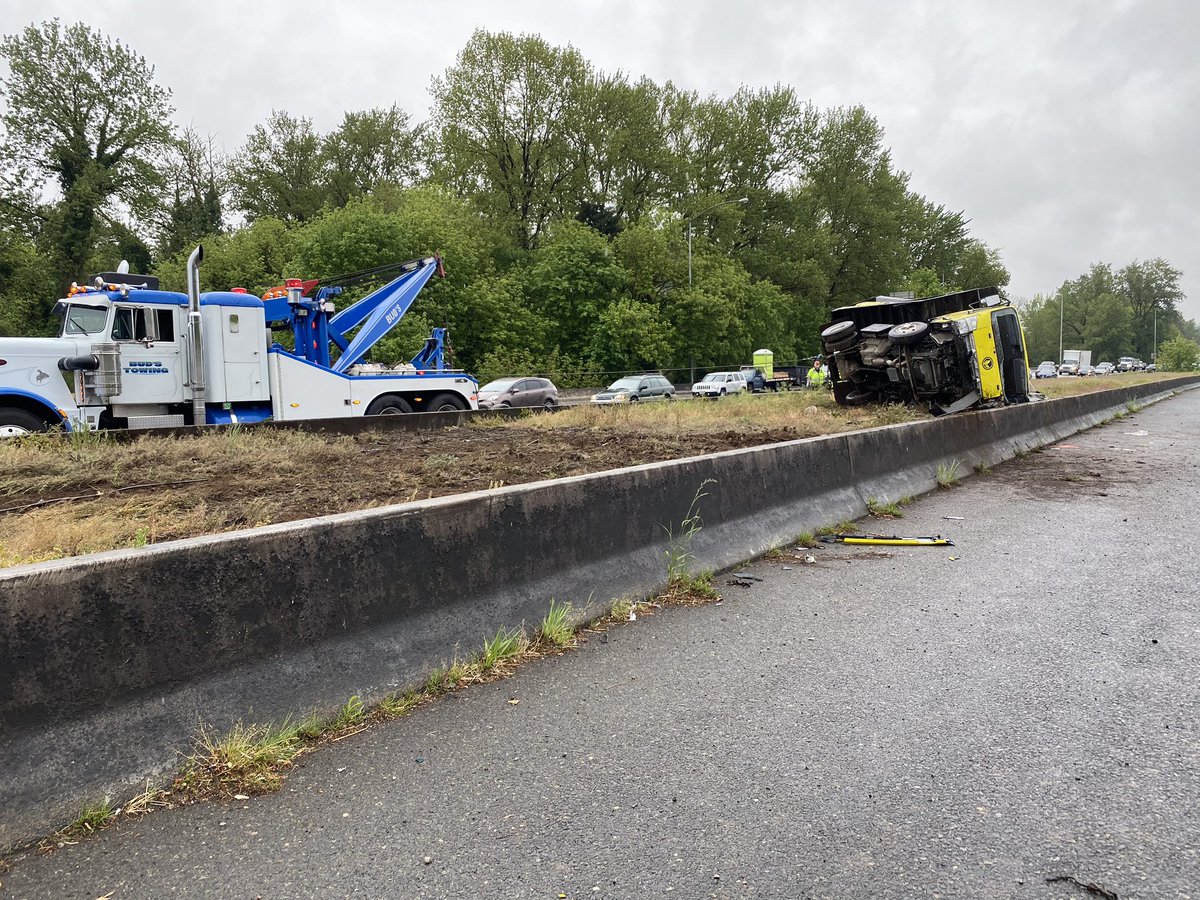 ClackCoSheriff's tweet photo. Delays on I-205 north and south at 82nd Dr in Gladstone due to an injury roll over crash. @ORStatePolice investigating. Assisted by @ClackCoSheriff @GladstonePolice @clackamasfire @AMRMultCo @PDXFire @OregonDOT 

#alert #crash https://t.co/X7Kst0TRCr
