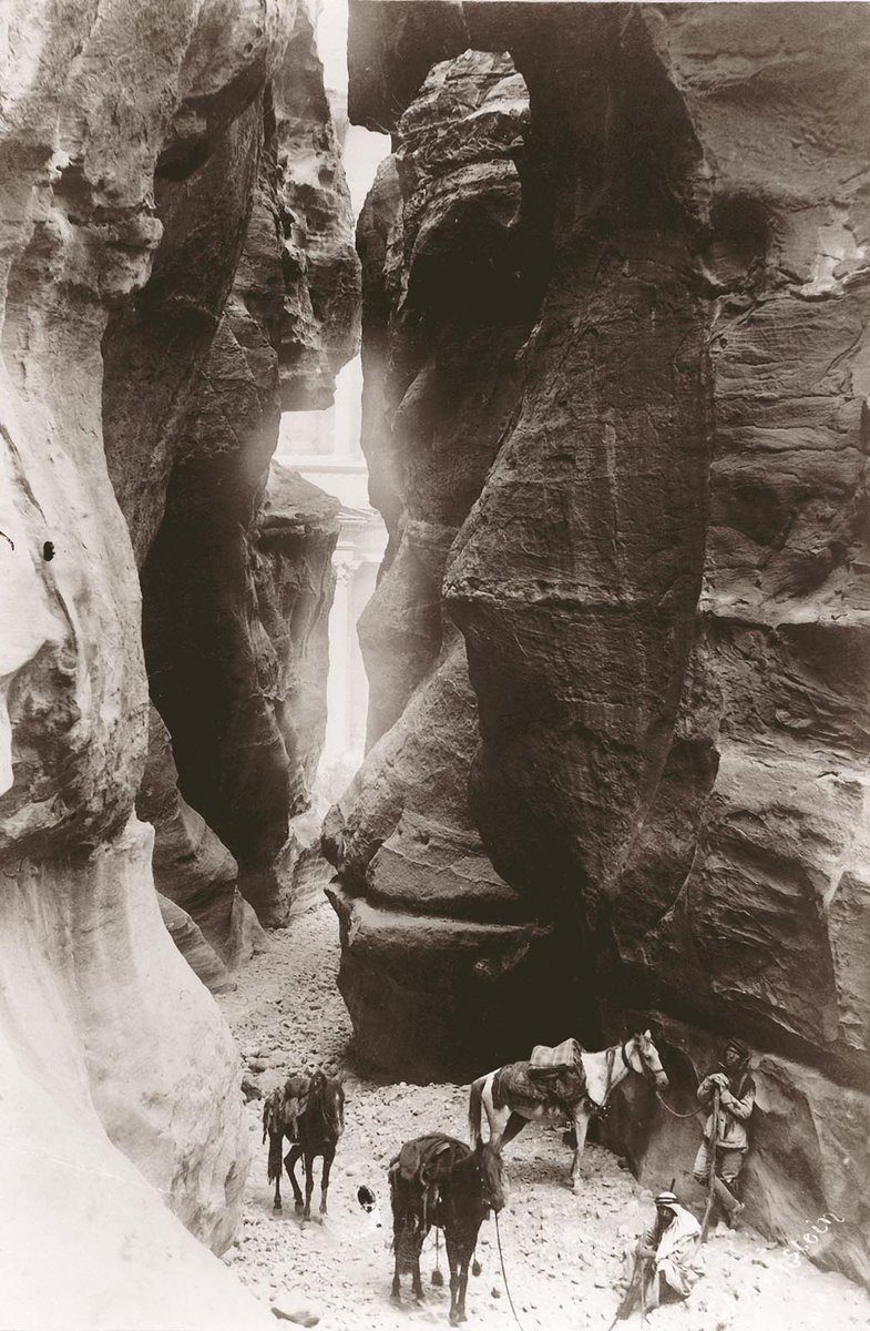 At the other end of the Siq is a world-famous view of the 'Treasury', or Khazheh, as seen in this  @PalExFund photograph by Charles Alexander Hornstein from 1895. These days, as visitor numbers soar, you'd struggle to get such an unimpeded view.