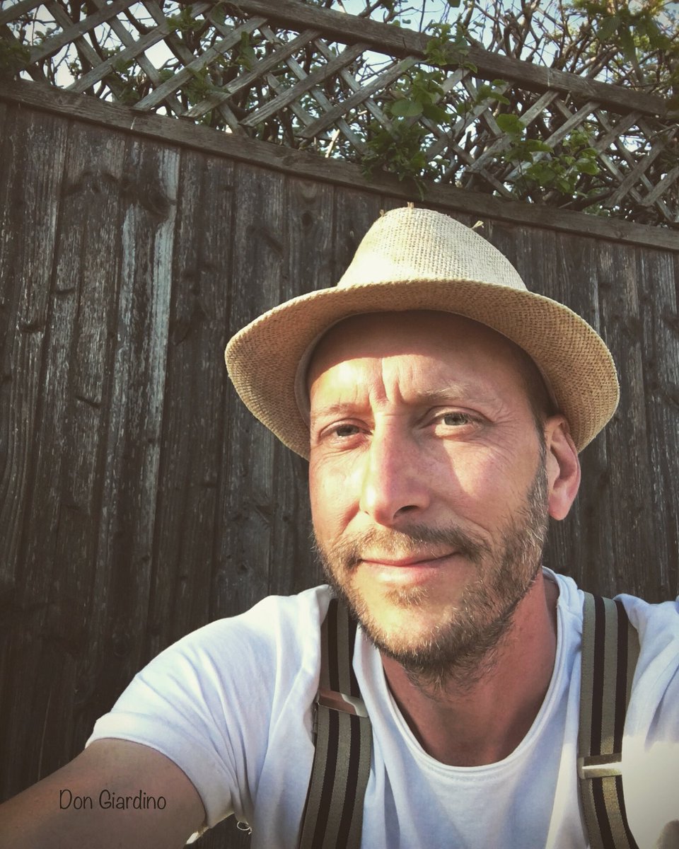 DonGiardino's tweet image. Hey, heute ist der #TagDerErde, ein guter Tag um mich bei allen zu bedanken die mein Buch gekauft haben. Mit jedem verkauften Buch kann ich 1 Quadratmeter Acker von den konventionellen Landwirten übernehmen und in Permakultur sowie Insektenwiese transformieren, danke dafür 🙏💚✊🏼