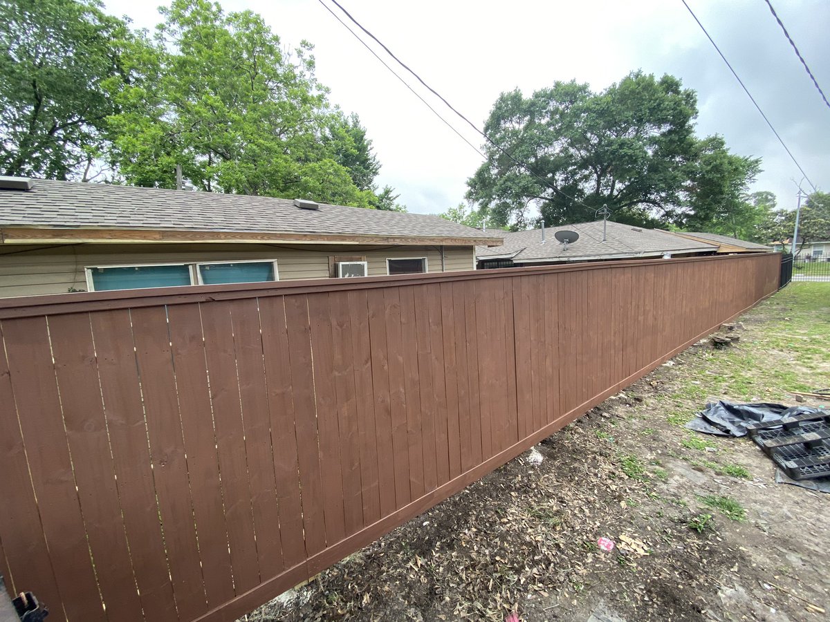 kgmroof's tweet photo. New 105 ft of wood fence plus autumn brown paint #fence #fencing #houston #texas https://t.co/PQBvLOeRLW