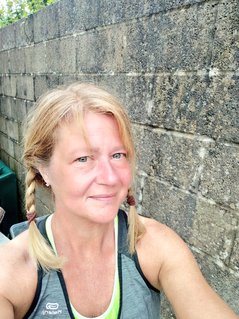 EvaCatDev's tweet photo. Today's after work zoomcamp completed #trainwithfriends #trainoutside #StayAtHome #wellbeing #plaits 😂 https://t.co/r0ZTNHzWXd