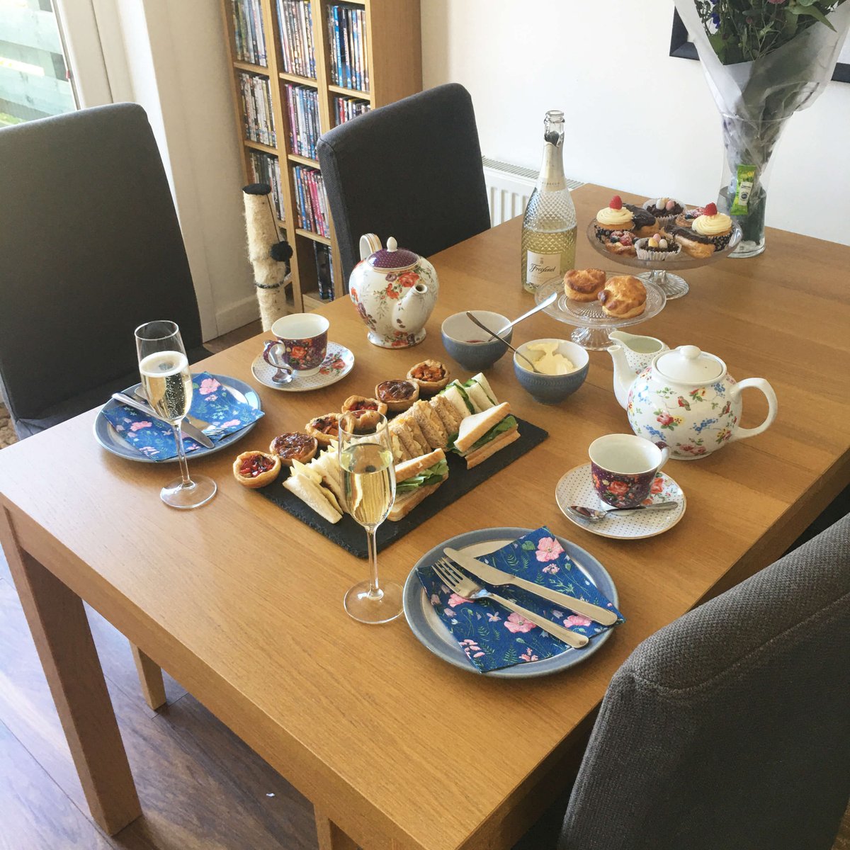 Ailis and Aaron were supposed to be getting married last week 👰 While the ceremony couldn’t go ahead for obvious reasons, they decided to enjoy a romantic afternoon tea for two at home!  Let us know if you'd like the recipes!