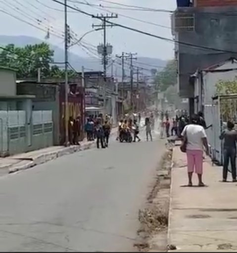 MWNA_VNZLA's tweet photo. #Ahora Saqueos en #Cumanacoa #Sucre Municipio Monte Confirmado. El pueblo salió en busca de Comida, pero imposible con la #PensionDeHambre de 250.000 Bs y un #Dólar en 175.000 Bs Varios comercios fueron saqueados, la GNB trata de controlar este foco! https://t.co/vh3B1Fu2qF