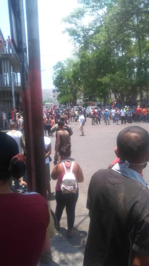 MWNA_VNZLA's tweet photo. #Ahora Saqueos en #Cumanacoa #Sucre Municipio Monte Confirmado. El pueblo salió en busca de Comida, pero imposible con la #PensionDeHambre de 250.000 Bs y un #Dólar en 175.000 Bs Varios comercios fueron saqueados, la GNB trata de controlar este foco! https://t.co/vh3B1Fu2qF