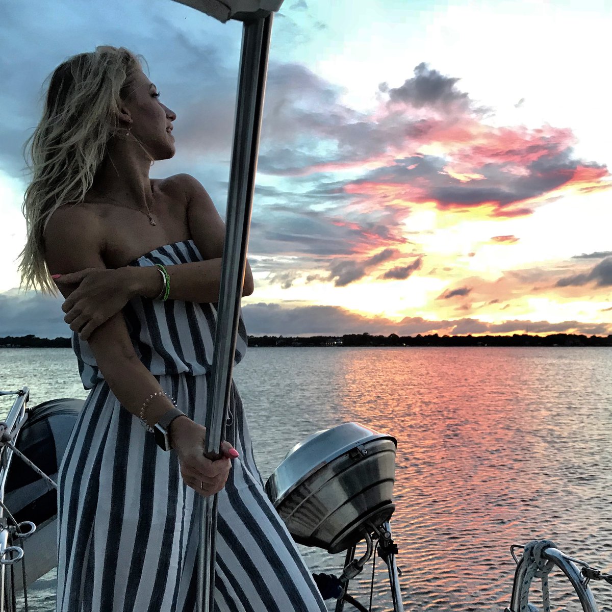 pineapple_jen's tweet photo. Dear Planet, you are the only we one we’ve got and I am always grateful for you. Although today is officially your day, we should celebrate what you are every day. You are our home, our life, our happiness. Without you, we don’t exist. Happy #earthday https://t.co/Gv06xdOsry