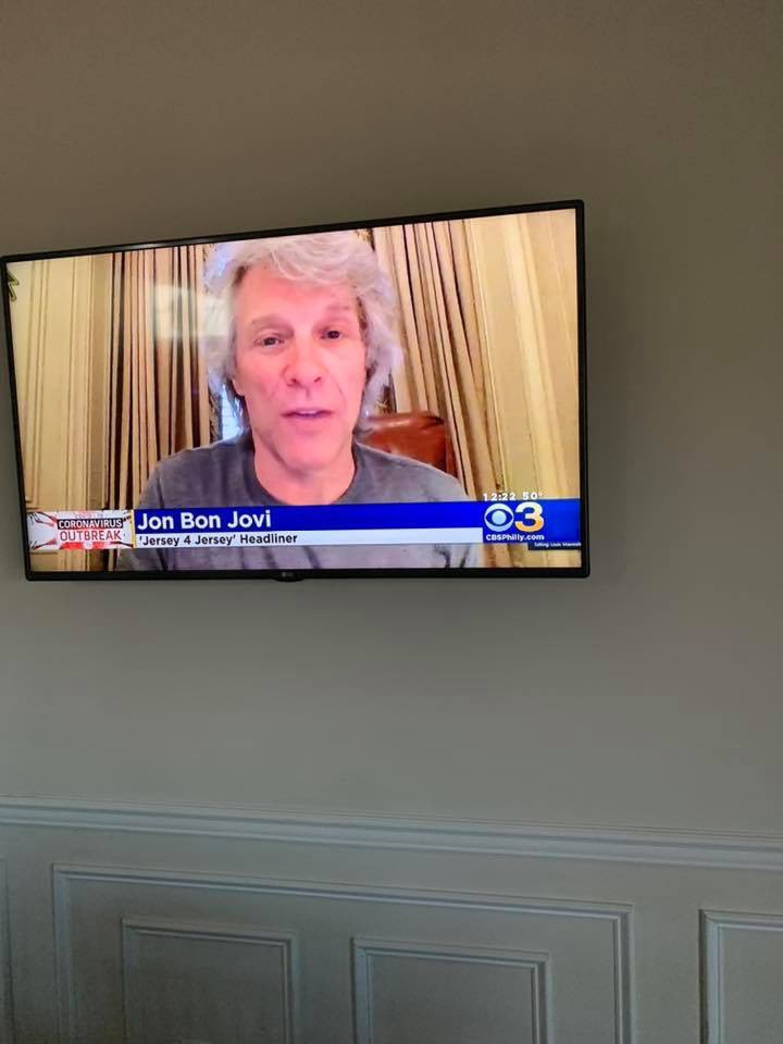 MariosFight's tweet photo. @jonbonjovi @JoviUpdates @BonJovi @JesseBND 
Mario is Soooooo Excited to see his Friend and Favorite Rocker JBJ . He cannot wait till tonight to see him !! 
#Jersey4Jersey #MarioLovesJBJ #FavoriteRocker #MariosNumberOneFan https://t.co/WsHjxaqthG