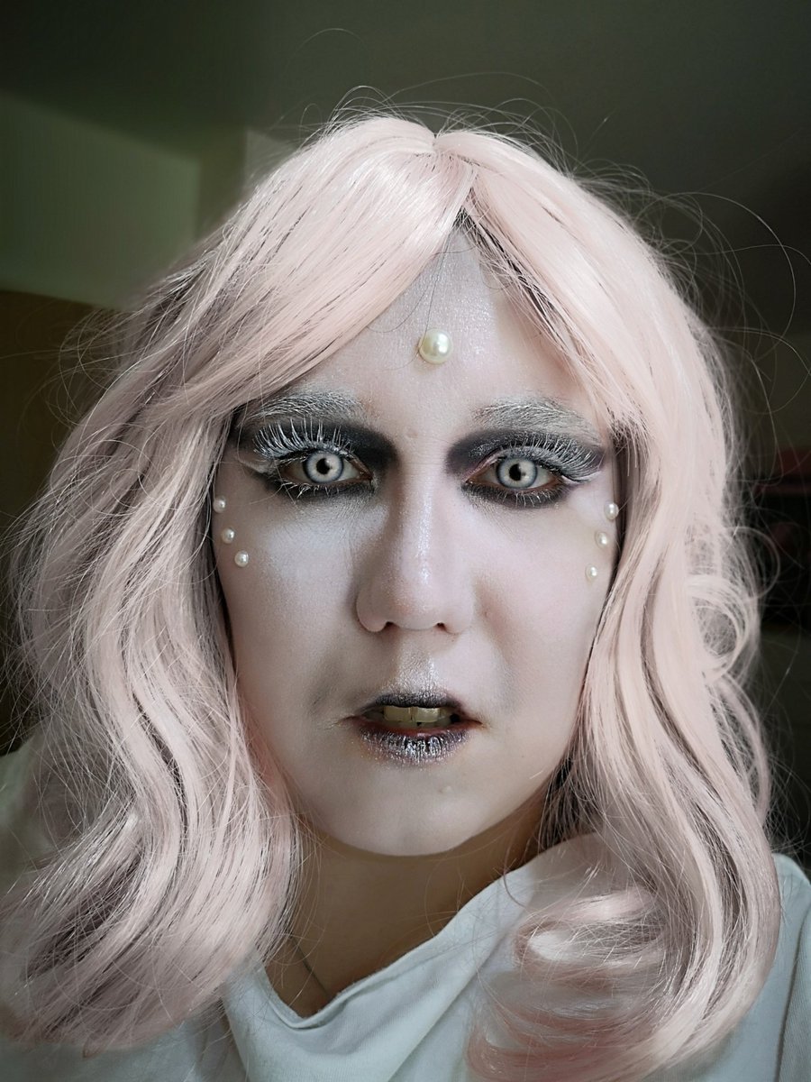 makeup_mummy17's tweet photo. White witch

@Snazaroo white paint
@MakeupRVLTN reloaded iconic division
@ObsessionLDN_ feels highlight in iced

#whitewitch #makeupobsessionprlist #makeup #beauty #makeupartistscotland https://t.co/IiLTjhC8fy
