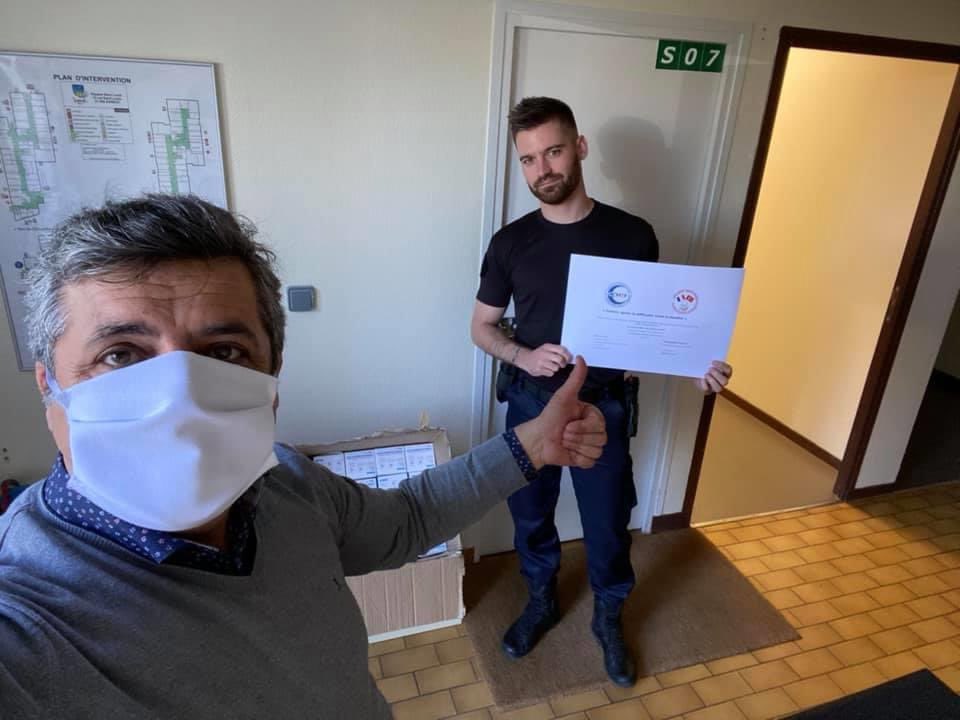 Evreux belediyesine daha önce 1000 adet yıkanır maskeyi Hibe etmiştiler.
Bugün sağlık çalışanlarının kullanabileceği 1000 adet maske hibe Ettiler.
￼￼1000 masques chirurgicaux offert par le CCMTF et l’association franco Turque d’Évreux￼￼￼￼.
#Solidaritehopitaux #VivreEnsemble