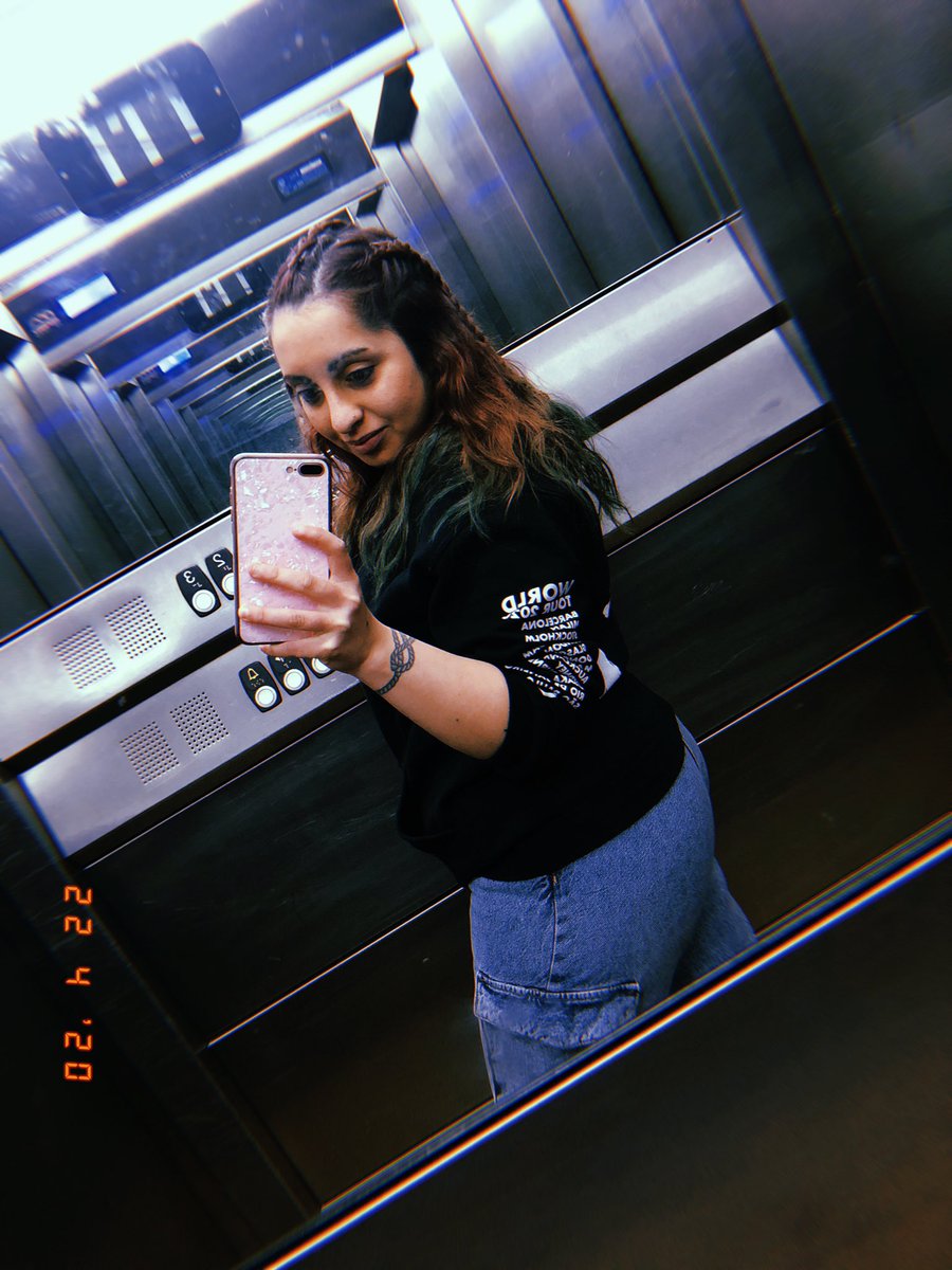 stringstolou's tweet image. Having my best time in quarantine with my beautiful smiley hoodie @Louis_Tomlinson