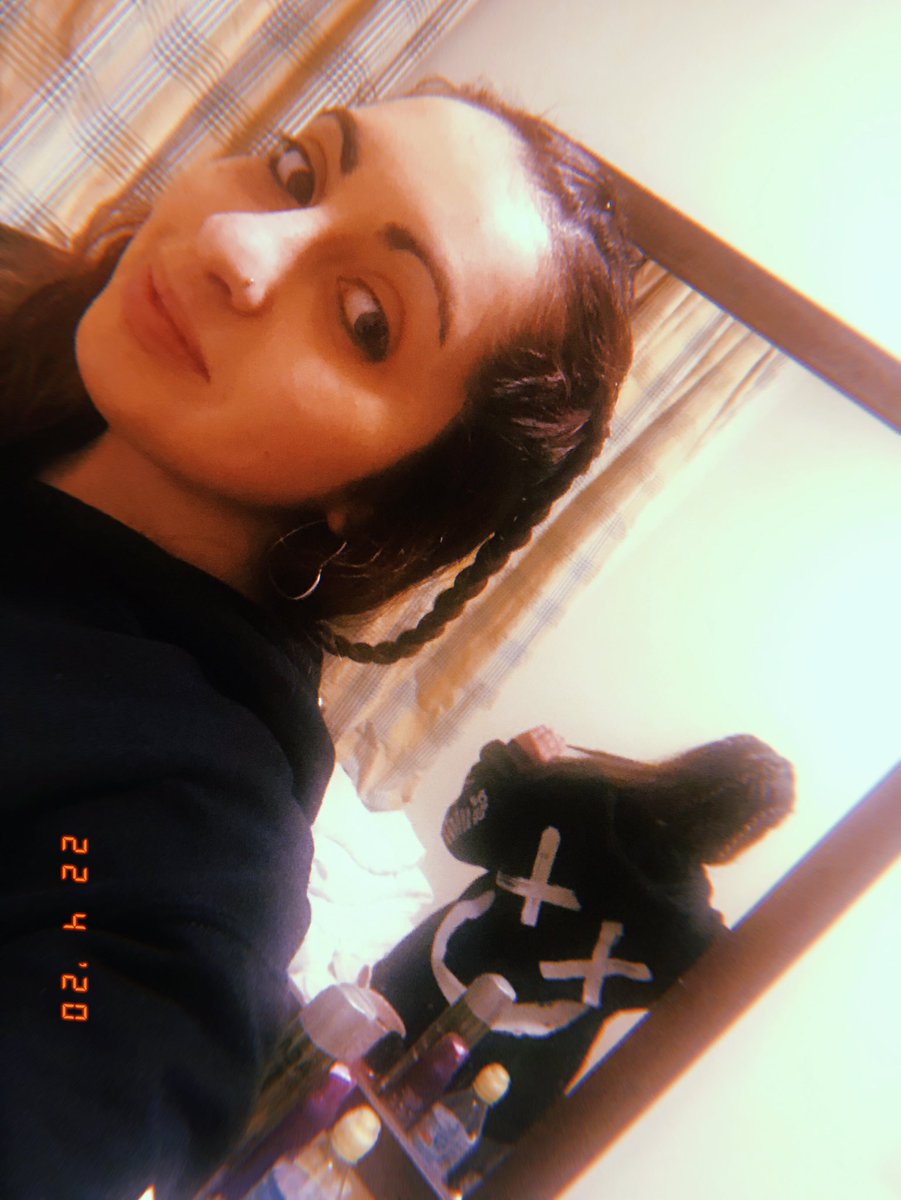 stringstolou's tweet image. Having my best time in quarantine with my beautiful smiley hoodie @Louis_Tomlinson