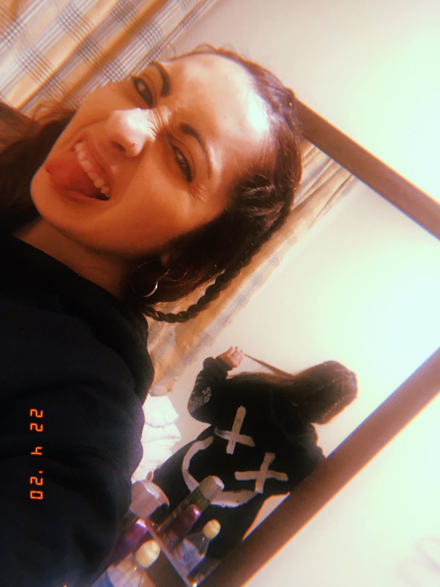 stringstolou's tweet image. Having my best time in quarantine with my beautiful smiley hoodie @Louis_Tomlinson