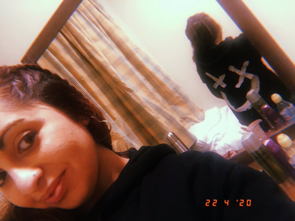 stringstolou's tweet image. Having my best time in quarantine with my beautiful smiley hoodie @Louis_Tomlinson