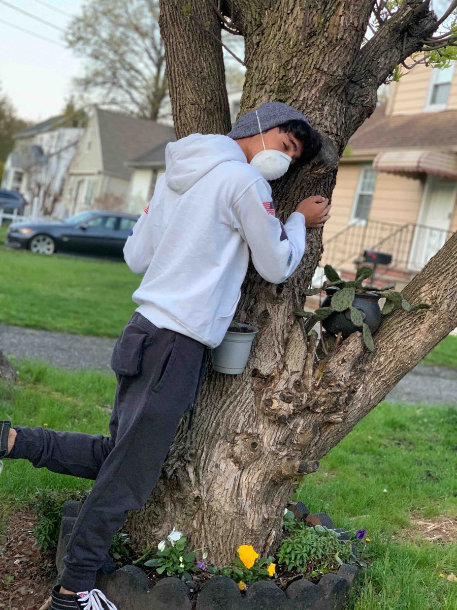 MrsVeltre's tweet image. Multi-tasking at it's finest: #Social_Distancing while #LearningRemotely AND celebrating #EarthDay2020! I'm so proud of my kiddos! #SaferAtHome @LindenSchoolsNJ @SoehlLPS #LindenLearnsAtHome @ClearyLPS