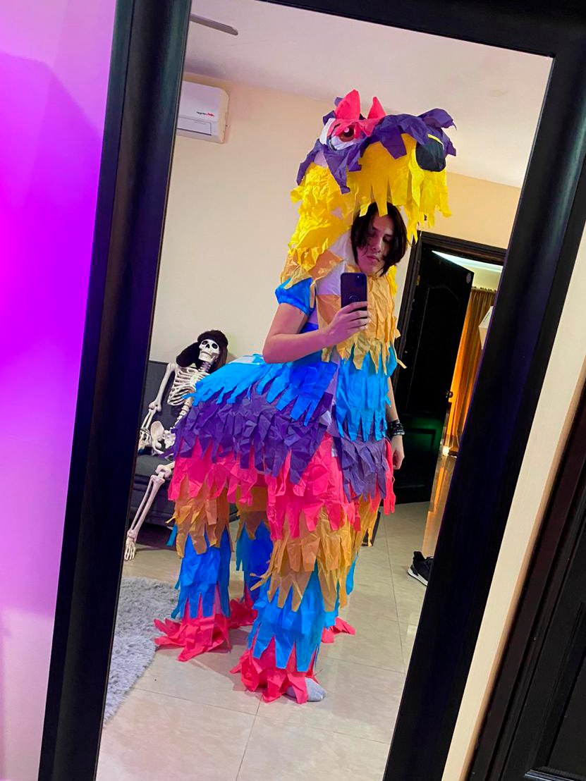 MissaSinfonia's tweet photo. Salí 5 minutos a la tienda vestido así y todos me empezaron a golpear con palos gritándome que les de dulces, no vuelvo a salir de mi casa, no respetan mi nuevo estilo de vida. https://t.co/yiTjuU7M1H